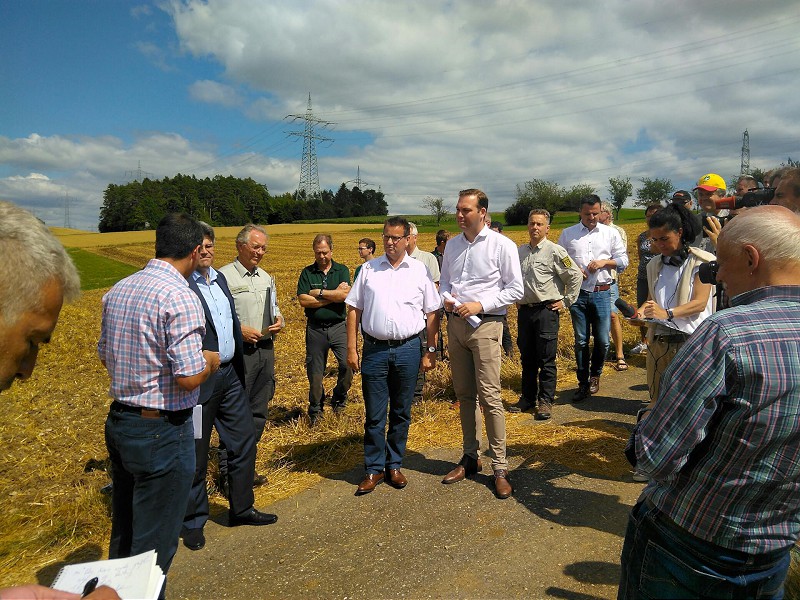 Minister Hauk und Landesforstpräsident Reger machen sich am 29. Juli ein Bild über die Käfersituation im Landkreis Waldshut. Von links nach rechts: Bürgermeister Gantert, Landrat Dr. Kistler, von Gilsa Kreisforstamt, Revierleiter Boller-Berger, Minister Hauk, MDL Schreiner, Landesforstpräsident Reger, Bürgermeister Schmidle.